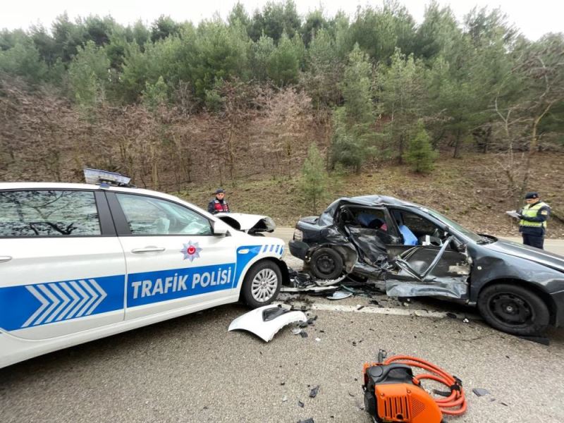 Polis aracıyla çarpışan otomobildeki 1 kişi öldü, 2 kişi yaralandı