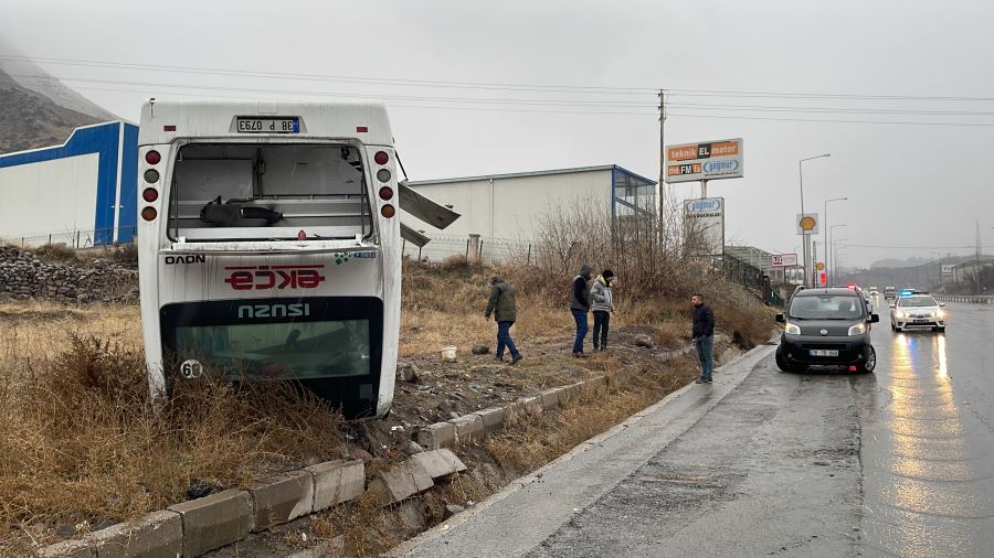 İşçi servisinin devrilmesi sonucu 22 kişi yaralandı