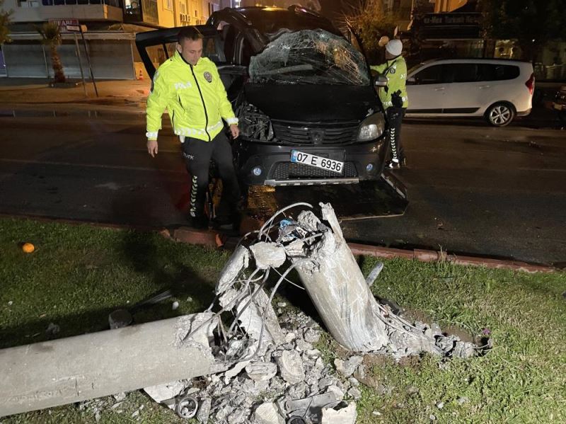 Elektrik direğine çarpan otomobildeki 5 kişi yaralandı