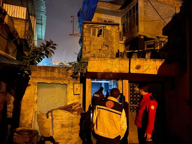 Yangın çıkan evde dama sığınan 5 çocuk kurtarıldı
