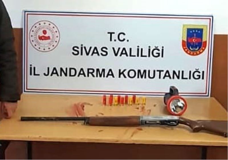 Gece tavşan avlayan 3 kişiye ceza kesildi