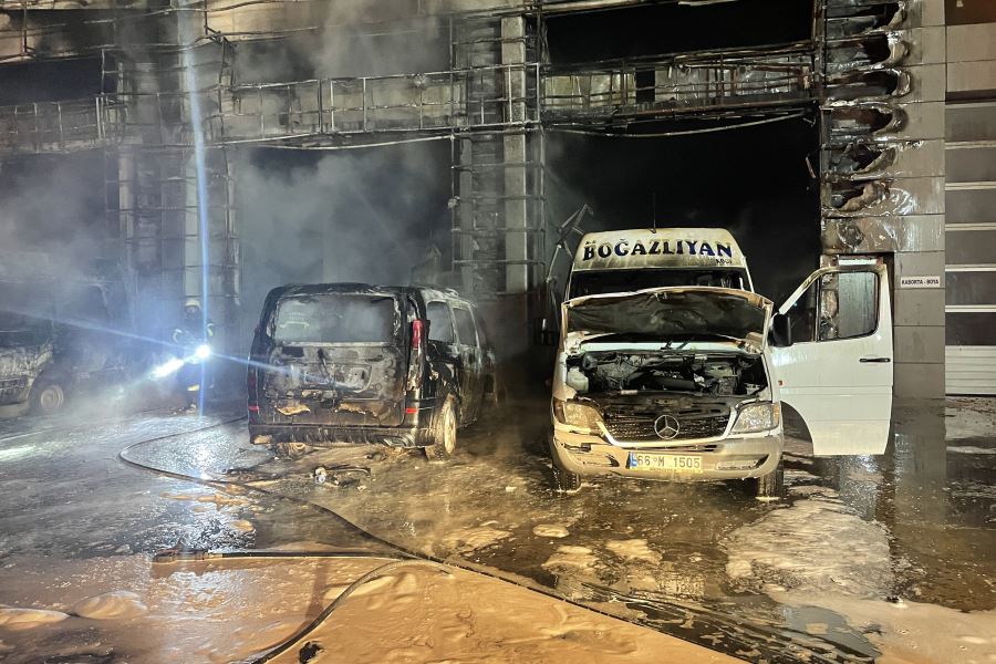 Oto servisinde çıkan yangında 10 araç kullanılamaz hale geldi