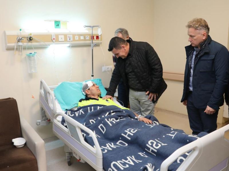 Dur ihtarına uymayan sürücü, aracıyla çarptığı polisi yaraladı