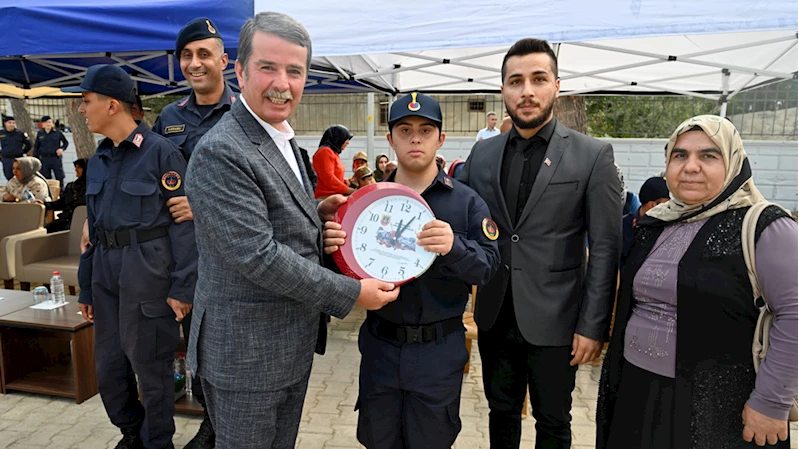 Depremzede engelli gençler bir günlüğüne asker oldu