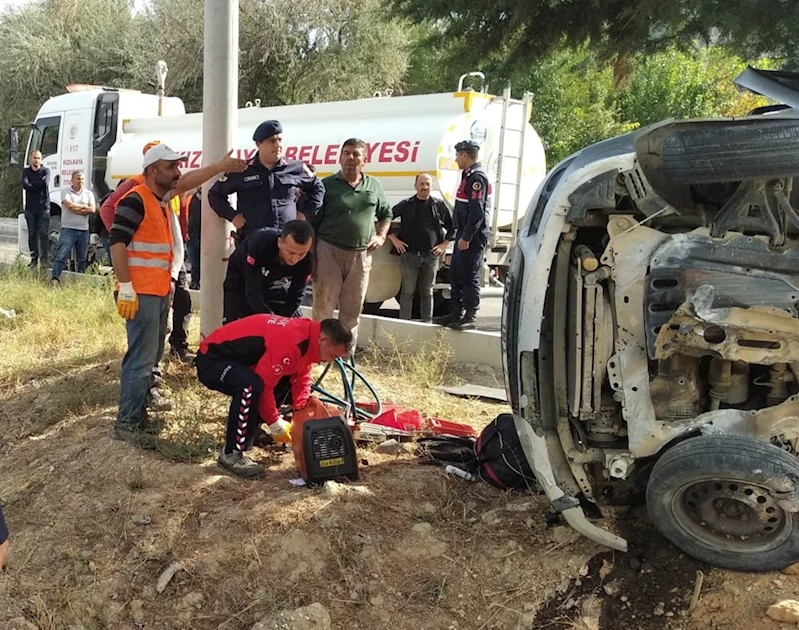 Ağaca çarpan otomobildeki baba oğul öldü