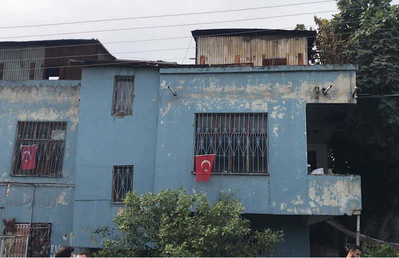 Bir kişi evde karısını baltayla öldürdü