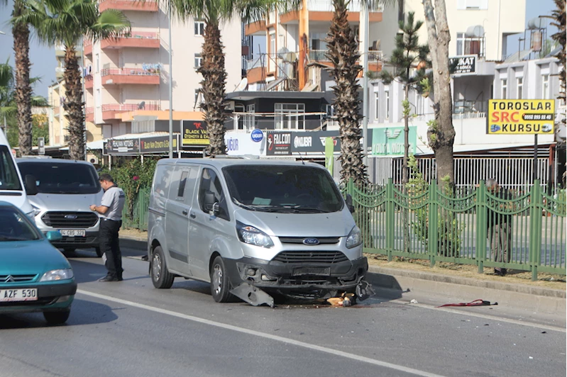 Minibüsün altında kalan motosiklet sürücüsü öldü