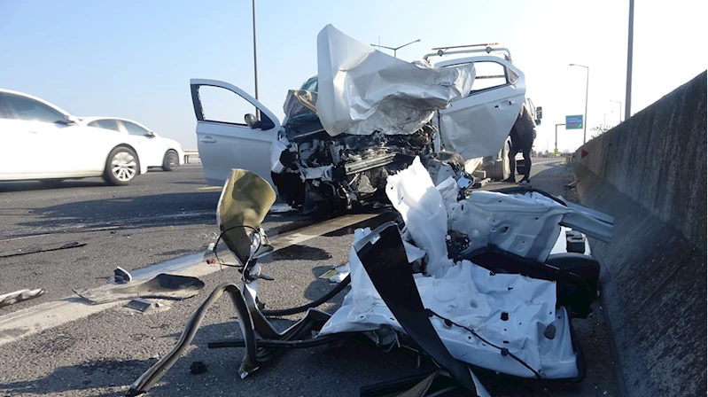 Otoyolda ters şeritte giden araçla otomobilin çarpıştığı kazada 3 kişi öldü