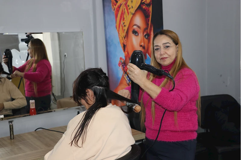 Depremde iş yeri yıkılan güzellik uzmanı, Türk Kızılayın desteğiyle mesleğe döndü