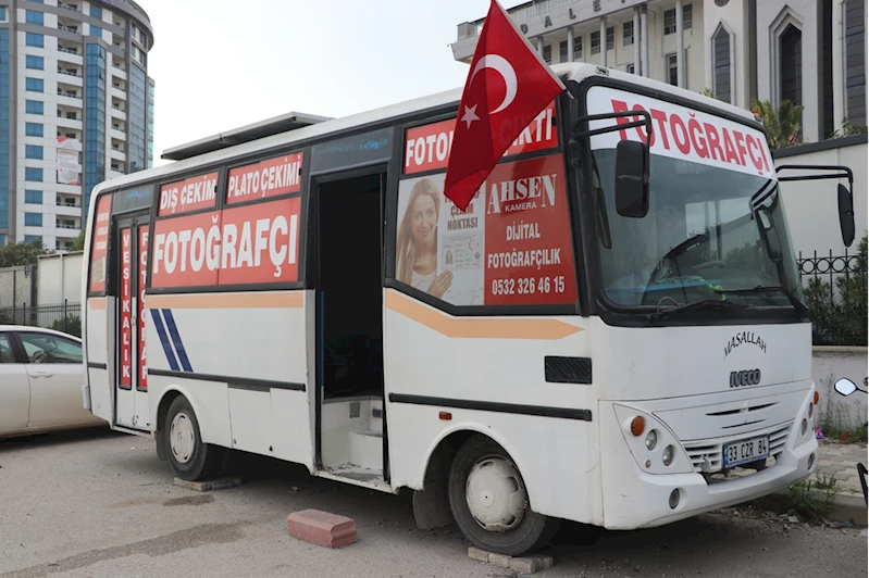 Depremde iş yeri yıkılan fotoğrafçı, stüdyoya dönüştürdüğü midibüste işini sürdürüyor