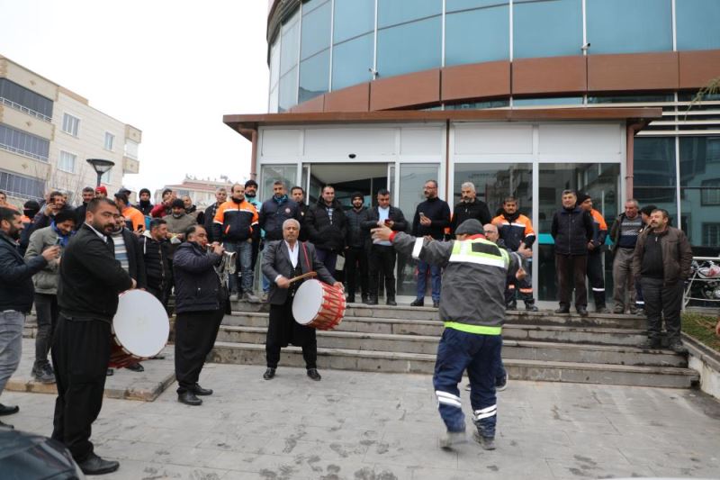Yüzde 97,6 zam alan belediye işçileri , zammı halay çekerek kutladı
