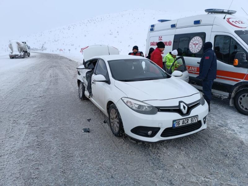 Otomobille tırın çarpışması sonucu 1 kişi yaralandı