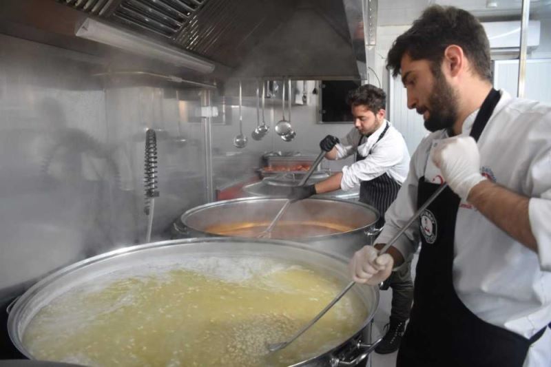 Gaziantep Üniversitesi öğrencileri Şahinbey mobil aşevinde gönüllü çalışıyor