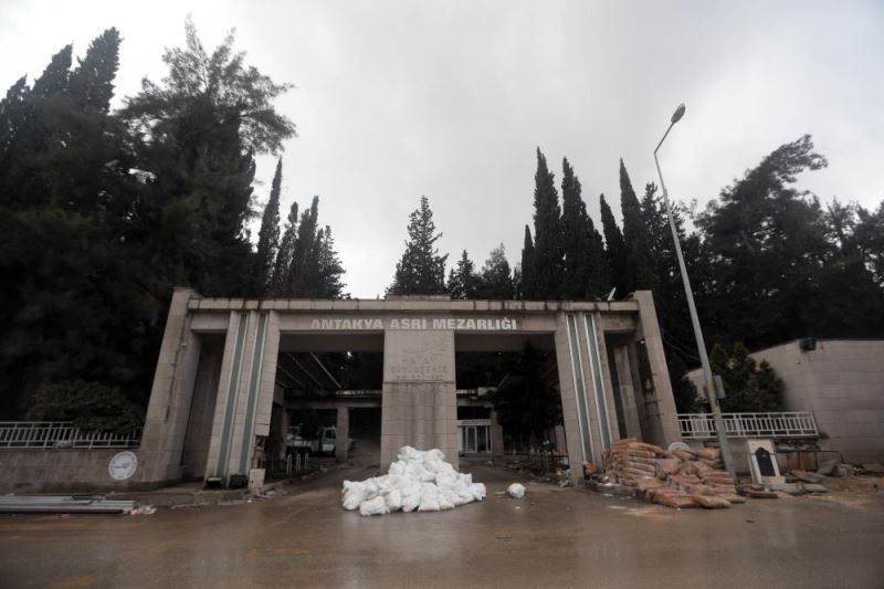 Hatay merkezli depremde Antakya Asri Mezarlığı da zarar gördü