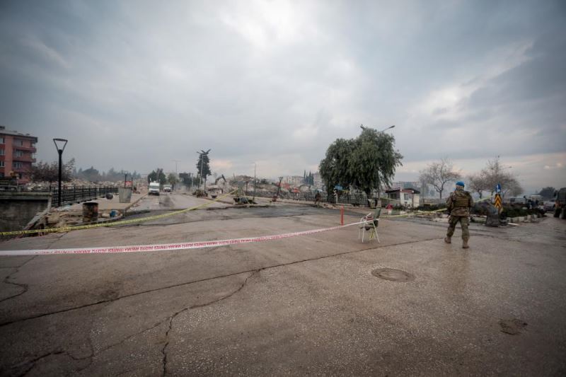 Hatay merkezli depremde bazı yol ve köprüler zarar gördü