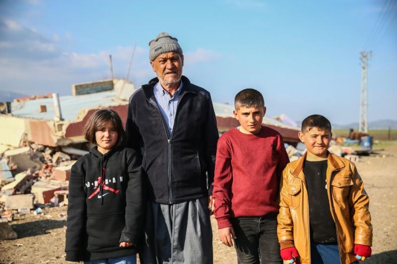 Depremzede kardeşler babalarının emaneti koyun sürüsüyle avunuyor
