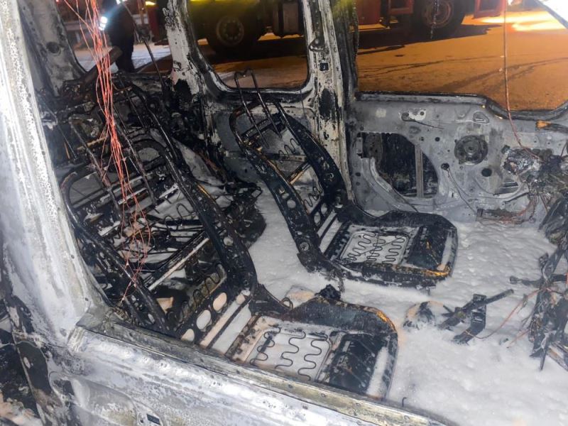 Seyir halindeyken alev alan araç kullanılamaz hale geldi