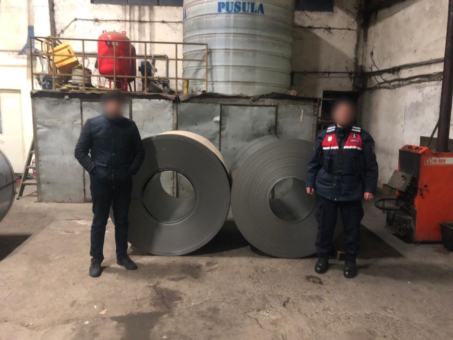 Fabrikadan rulo sac çalan 3 kişi yakalandı