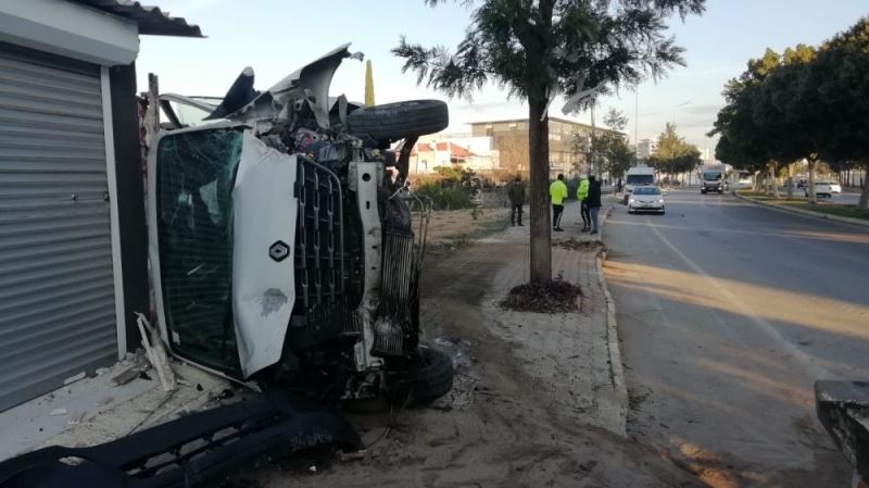 Servis aracının devrilmesi sonucu 10 kişi yaralandı