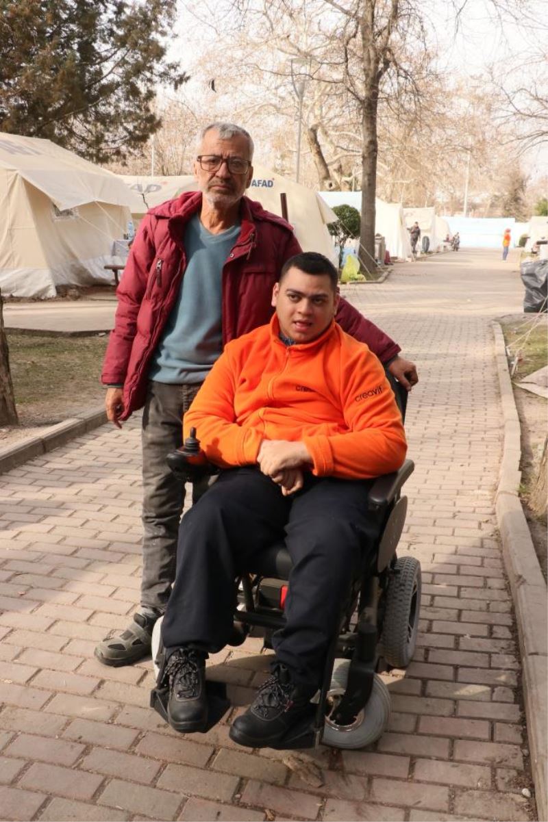 Selçuk Bayraktar, depremzede engelliye verdiği akülü araç sözünü yerine getirdi