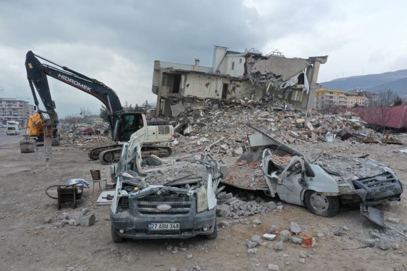 Depremin vurduğu Nurdağı ilçesinde oto galericiler de büyük yara aldı