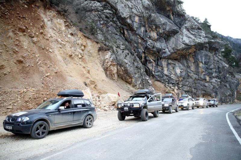 Offroad tutkunları zorlu yolları kırsaldaki depremzedeler için aştı