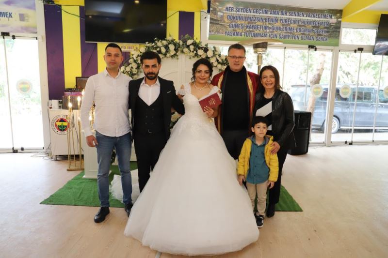 Depremzede çiftin nikah şahitliğini damadı enkazdan çıkaran polis yaptı