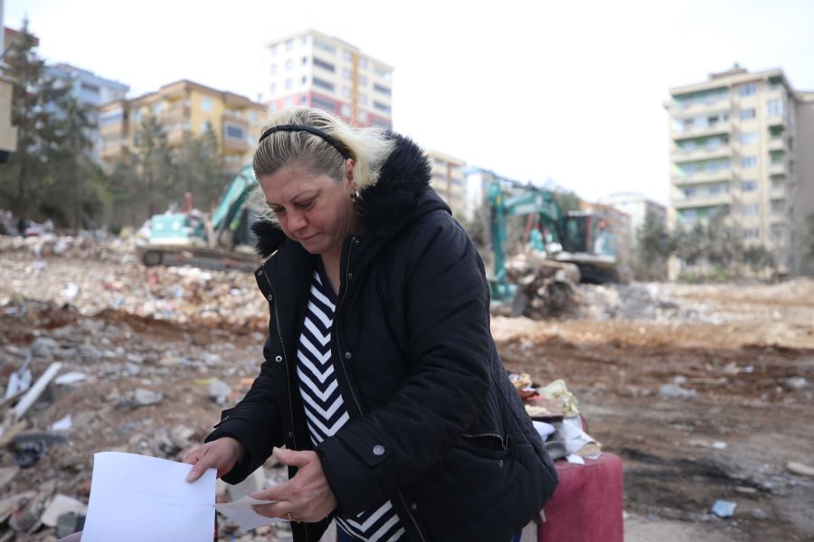 Enkazda oğlundan geriye kalan hatıraları arıyor