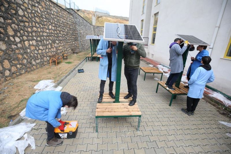 Meslek lisesiler Malatyalı depremzedeler için güneş enerjisi bankları kurdu