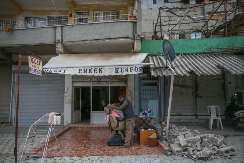 Hataylı berber müşterilerine sokakta hizmet veriyor
