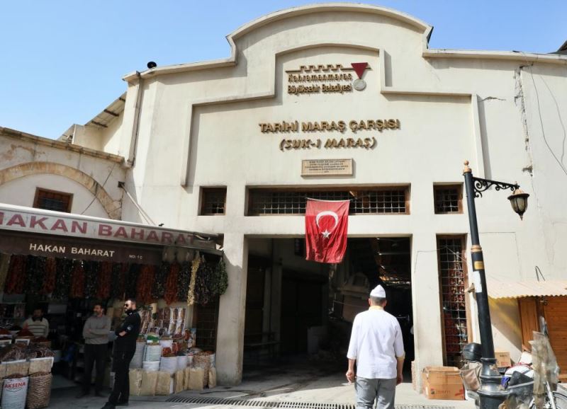 Tarihi Maraş Çarşısı esnafı depremin ardından yeniden kepenk açmaya başladı