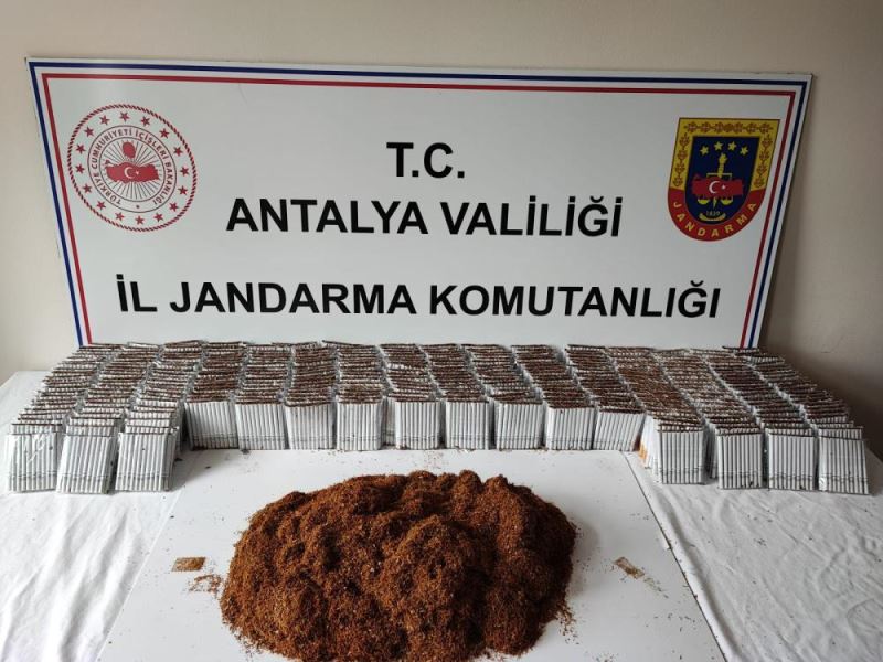 Antalya’da kaçak içki ve tütün operasyonunda 4 kişi gözaltına alındı
