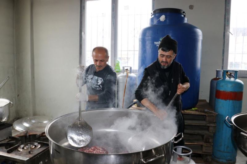 Kahramanmaraşlı aşçı kardeşler depremzedeler için ocak başına geçti