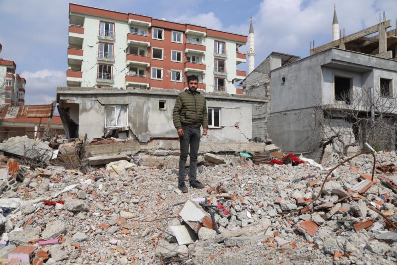 Anne babasını kurtarmak için girdiği bina yıkılınca kendi de enkazda kaldı