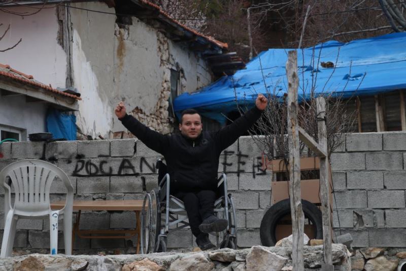 Köyde halter çalışan bedensel engelli sporcu hayalinin peşinden koşuyor