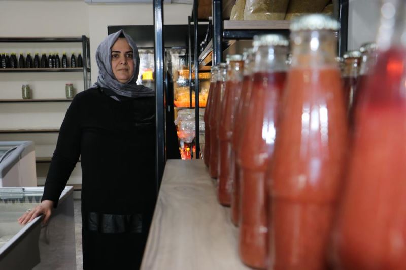 Kahramanmaraşlı kadın esnaf depremin izini silmek için işinin başına geçti