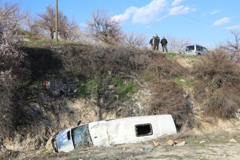 Malatya’da öğrenci servisinin devrilmesi sonucu 4’ü öğrenci 5 kişi yaralandı