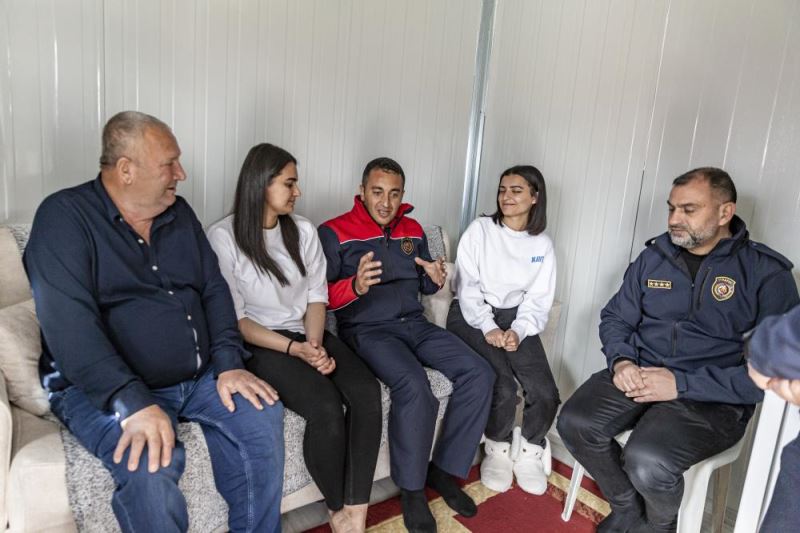 Enkazdan sağ çıkarılan kız kardeşler, kendilerini kurtaran itfaiye ekibiyle buluştu