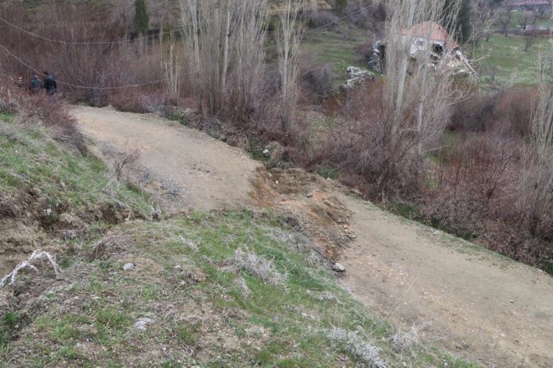 Depremler kırsal mahalledeki arazide çöküntü ve yükselmeler oluşturdu