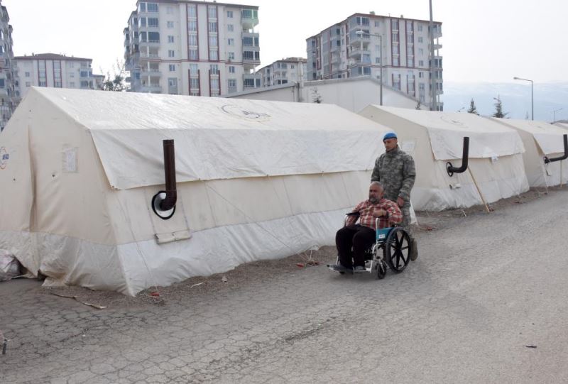 Mehmetçikten engelli depremzedeye tekerlekli sandalye