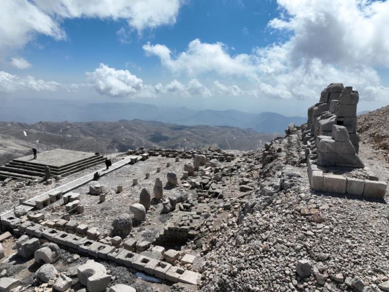 Depremlerden etkilenmeyen Nemrut Dağı, ziyaretçilerini bekliyor