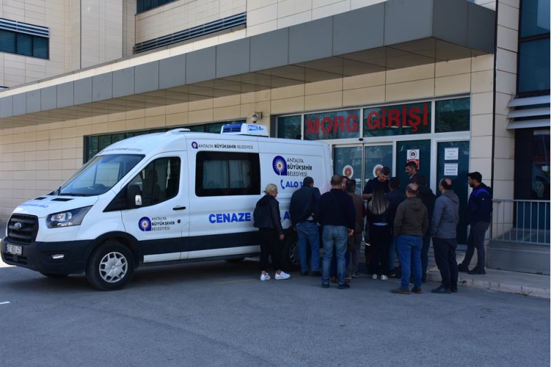 Antalya’da otomobil direğe çarptı, 1 kişi öldü 4 kişi yaralandı