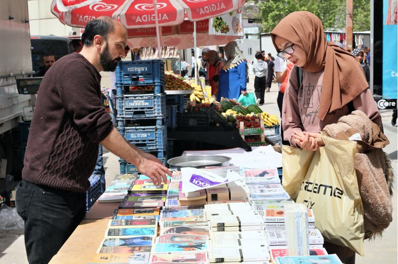 Depremde ağır hasar alan deposundan kurtarabildiği kitapları tezgahta satıyor