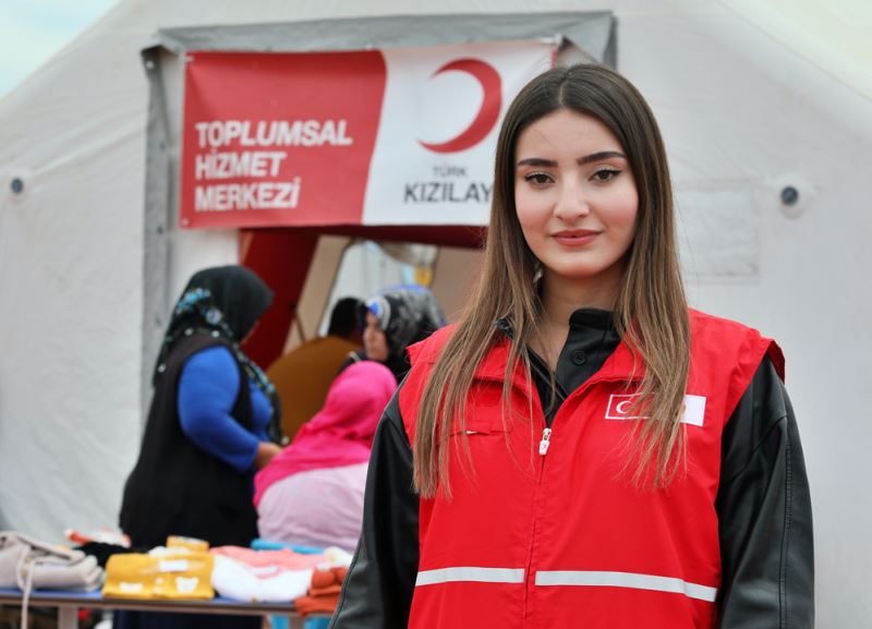 Depremden sağ kurtulan psikolog depremzedelerin yaralarını sarmak için gönüllü oldu