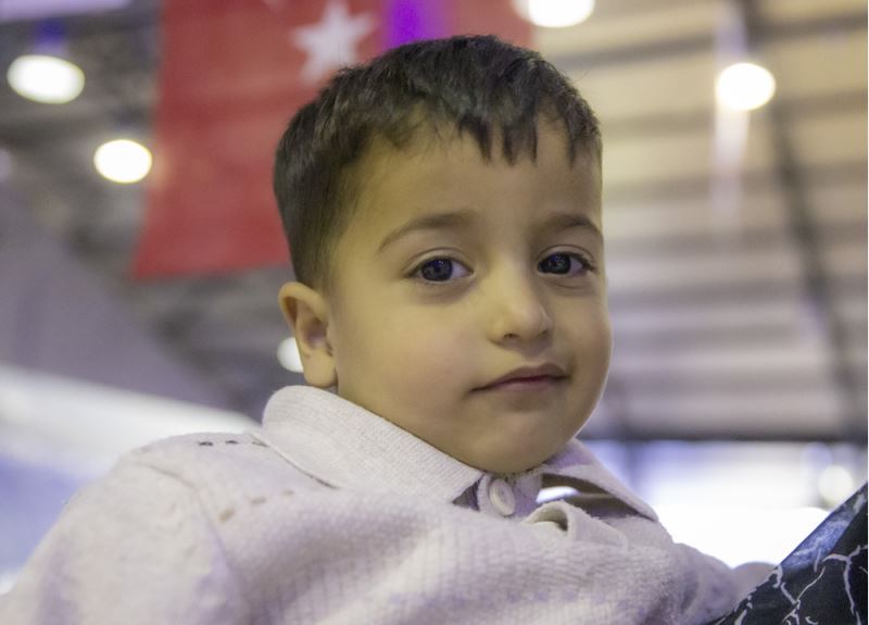 Nefes borusuna şeker kaçan depremzede çocuğu nöbetçi askerin 