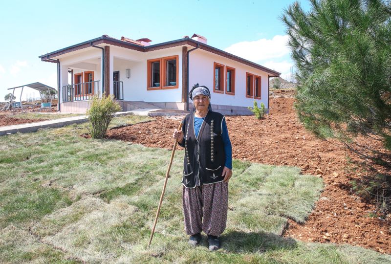 Köy tipi kalıcı afet konutlarına yerleşen depremzede misafirlerini ağırlıyor