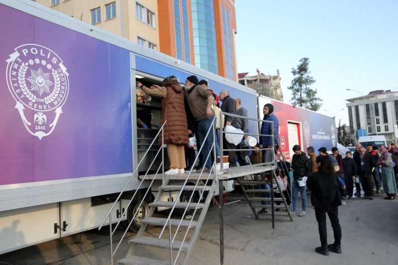 Emniyetin gezici aşevinden günde 5 bin depremzedeye sıcak yemek ulaştırılıyor