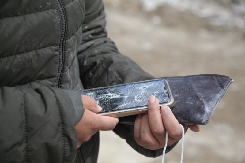 Günlerdir nöbet tuttuğu enkazda annesiyle son görüntülerinin yer aldığı telefonunu buldu