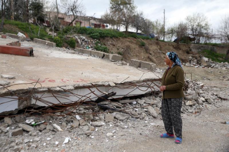 Depremde eşini kaybeden kadın yaşadıklarını anlattı