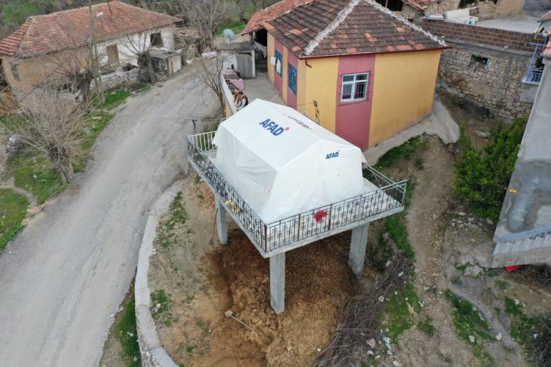 Deprem çadırını tek katlı betonarme yapının üstüne kurdular